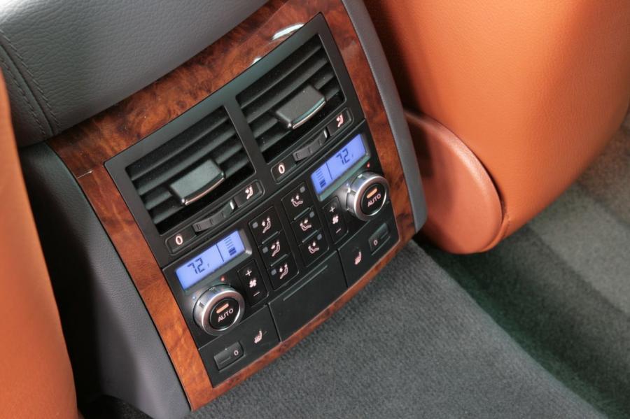  Volkswagen Touareg V10 TDi 2008 года  (фото 10 из 22)